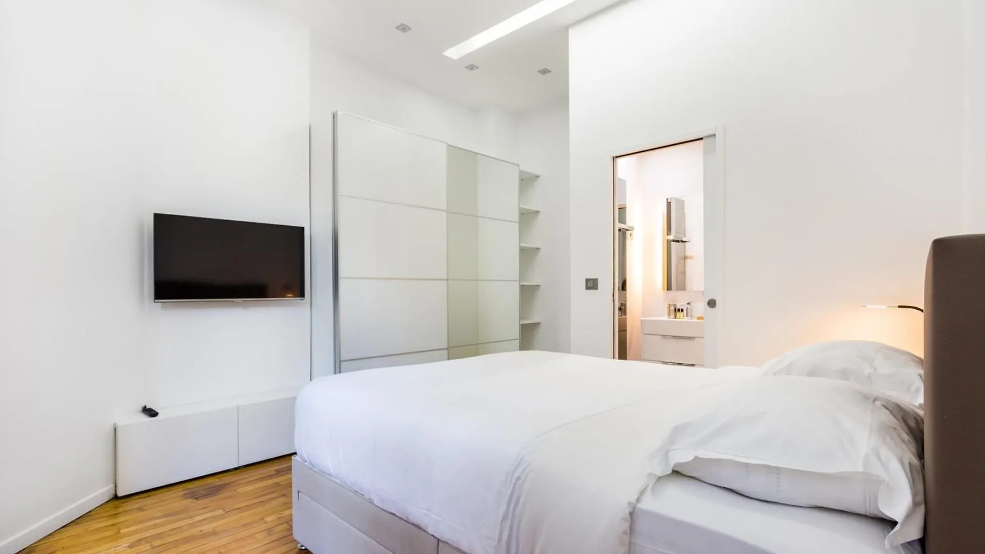 Peaceful Apartment - 1Br- 4P - Eiffel Tower Paris France