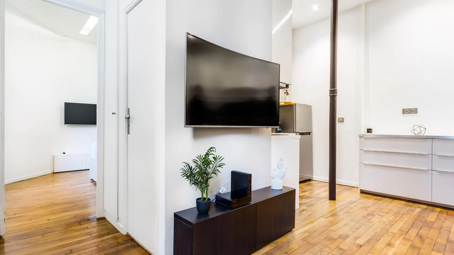Peaceful Apartment - 1Br- 4P - Eiffel Tower باريس 0*,  فرنسا